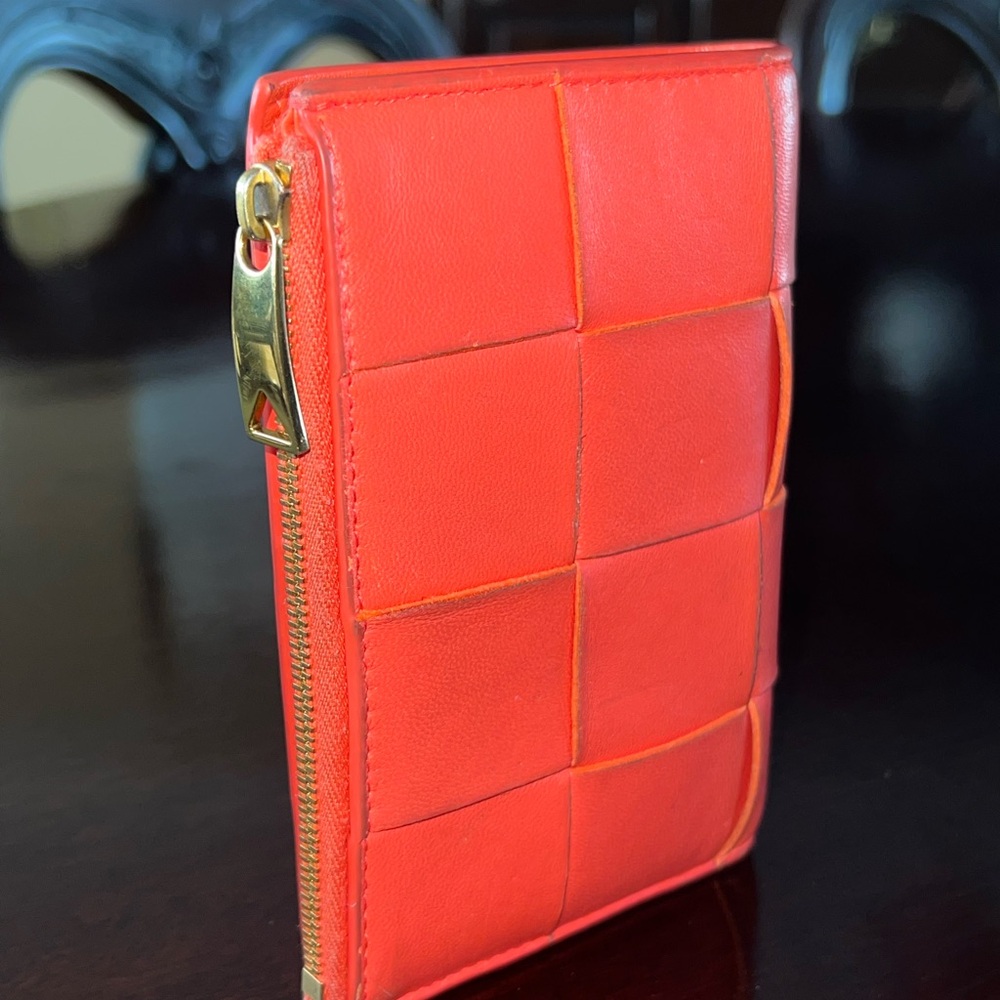 Gorgeous! Bottega Veneta Maxi INTRECCIATO Cassette Bi-fold Wallet Orange Leather